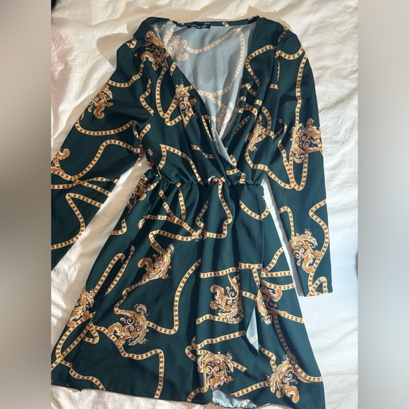 Dresses & Skirts - Elegant Green and Gold Dress
